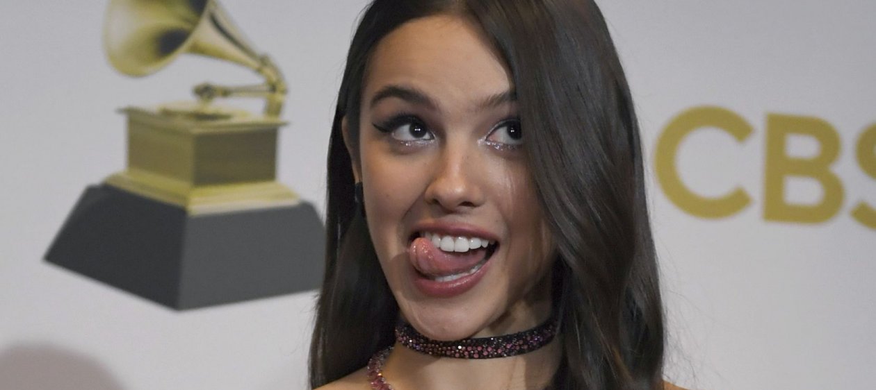 Olivia Rodrigo celebra sus Premios Grammy cantando junto a Paris Hilton