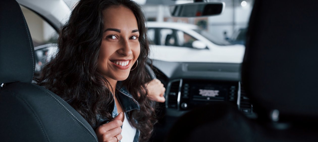 Mujeres al volante: ellas deciden al momento de comprar un vehículo