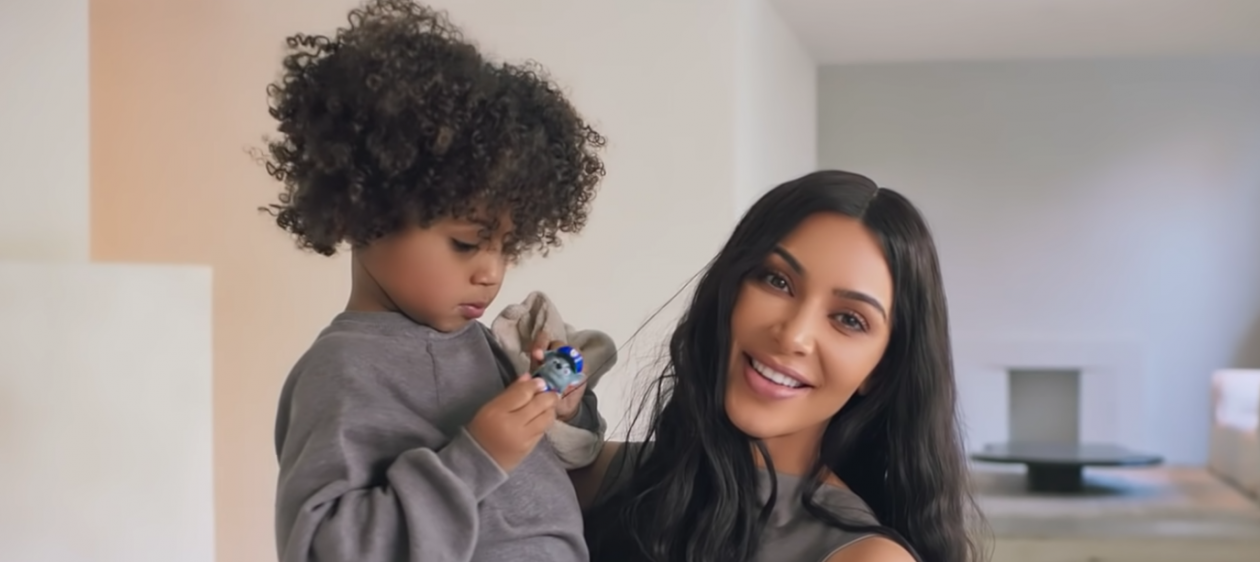 Kim Kardashian lloró desconsolada al enterarse que su hijo vio anuncio de su video sexual