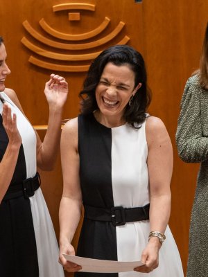 La reacción de la reina Letizia al ver que una mujer vestía igual que ella en una premiación