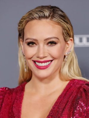 Hilary Duff vence su pudor y posa desnuda por primera vez