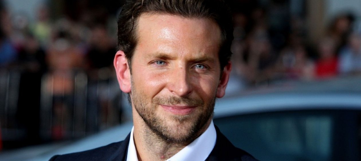 Captan a Bradley Cooper besando a otro hombre en plena calle