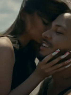 Roa, pololo de Paloma Mami, reaparece en video musical a los besos con la hermana de la cantante