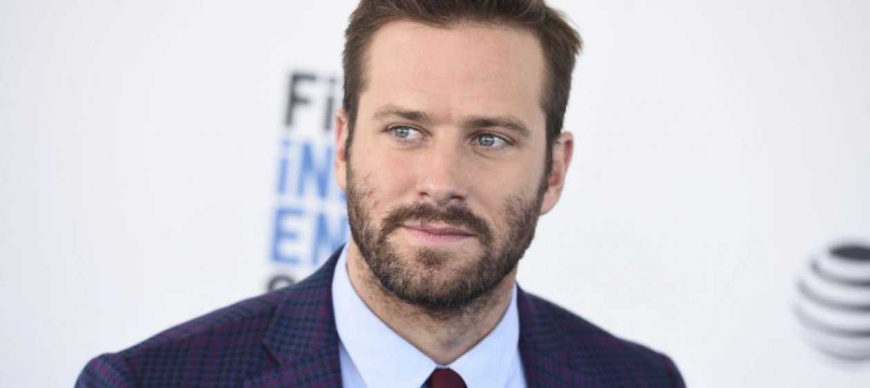 Captan a Armie Hammer trabajando como vendedor tras ser acusado de abuso sexual