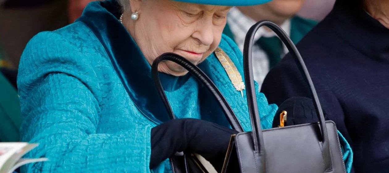 El bolso del cual la reina Isabel II jamás se separó