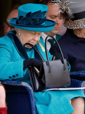 El bolso del cual la reina Isabel II jamás se separó