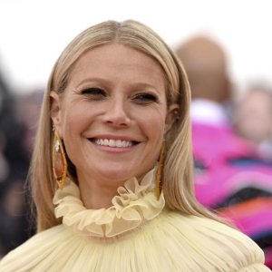 Desnuda y de oro: Gwyneth Paltrow celebra sus 50 años con audaz postal
Desnuda y de oro: Gwyneth Paltrow celebra sus 50 años con audaz postal