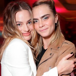 Margot Robbie y Cara Delevingne protagonizan altercado que dejó un paparazzi hospitalizado
Margot Robbie y Cara Delevingne protagonizan altercado que dejó un paparazzi hospitalizado