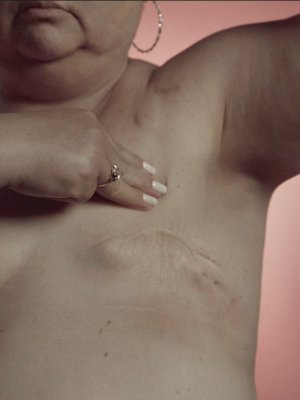 Por primera vez una mujer puede mostrar cómo realizar un autoexamen mamario y no ser censurada