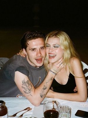 Brooklyn Beckham canaliza a sus famosos padres con look a juego junto a Nicola Peltz