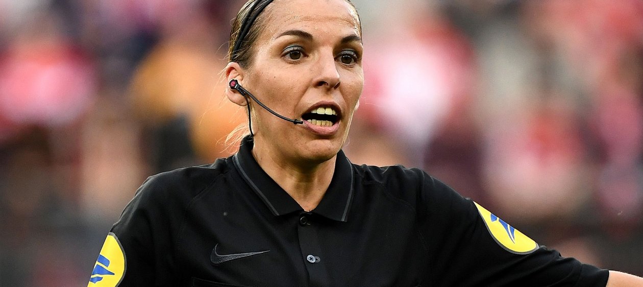 Stéphanie Frappart es la primera mujer en arbitrar un partido del Mundial masculino de fútbol