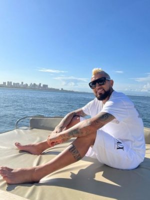 Arturo Vidal recibe críticas por no asistir a la graduación de su hijo