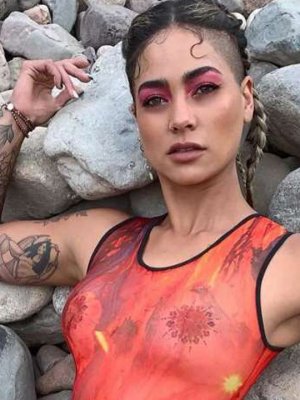 Camila Recabarren presenta a su polola en Alfombra Roja