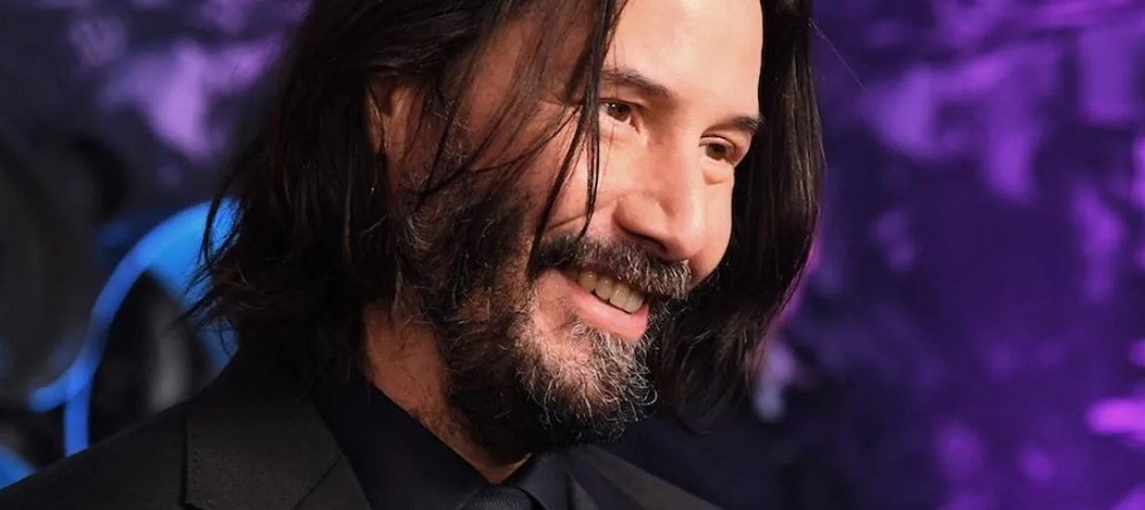 Así de esforzado y estiloso es el espíritu navideño de Keanu Reeves