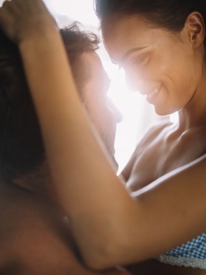 5 Cosas que las mujeres seguras hacen en la intimidad con su pareja