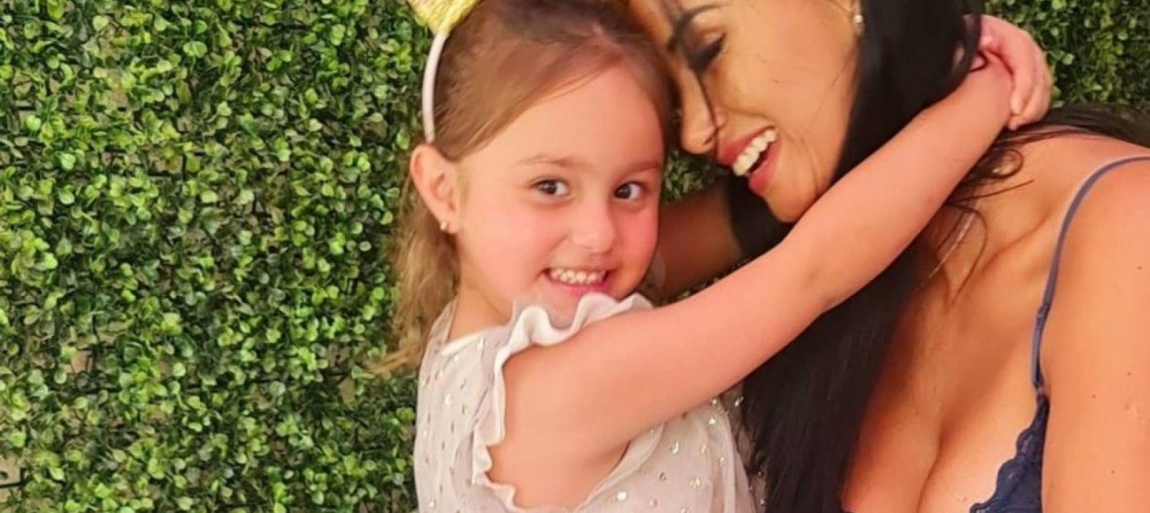 Pamela Díaz pudo viajar con su hija al extranjero: