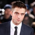 Robert Pattinson se luce en pasarela de moda con falda escocesa