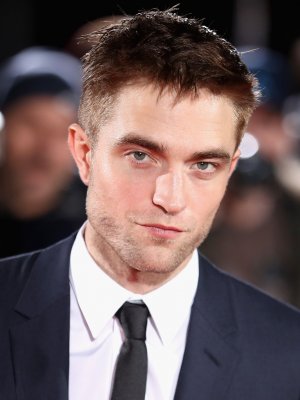 Robert Pattinson se luce en pasarela de moda con falda escocesa