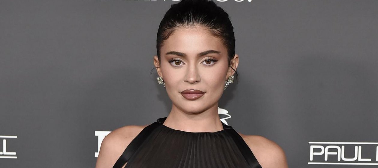 Kylie Jenner impacta en desfile con un vestido con cabeza de león