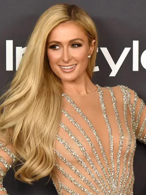 Paris Hilton revive la moda de los 2000s con osado outfit color rosado