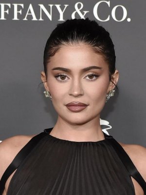 Kylie Jenner impacta en desfile con un vestido con cabeza de león