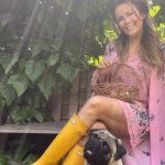 "Nooo, Daddy": Perrito de Cathy Barriga hizo "explotar" el sillón