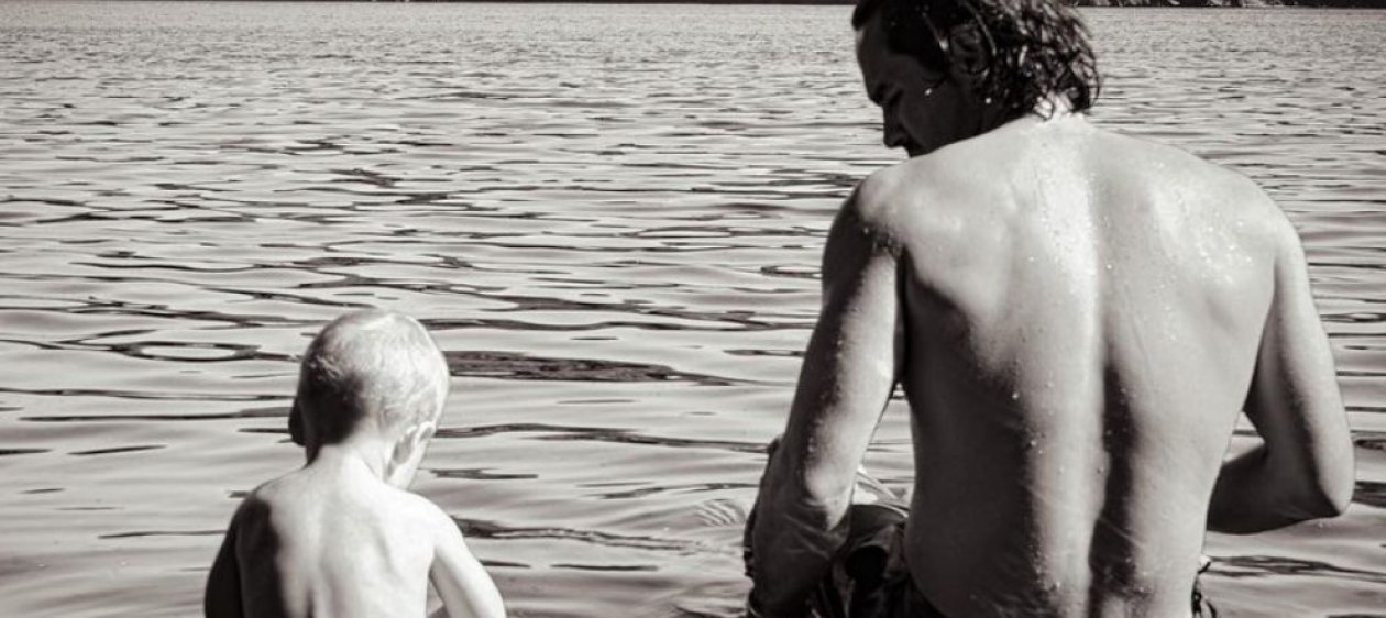 ¡Guagüita fit! Matías Assler está orgulloso de los abdominales de su hijo