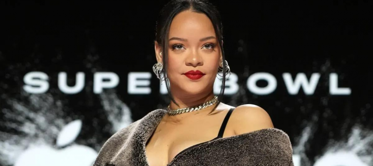 Rihanna posa junto a A$AP Rocky y su hijo en la portada de British Vogue