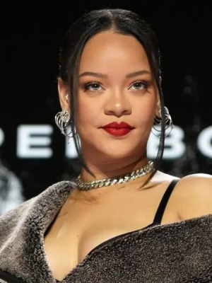 Rihanna posa junto a A$AP Rocky y su hijo en la portada de British Vogue