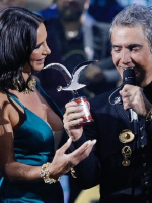 La desubicación de Alejandro Fernández con modelo sobre la Quinta Vergara