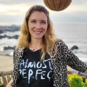 Carla Jara enterneció las redes sociales con fotografía de su infancia