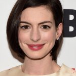 ¡Nuevo estilo! Anne Hathaway deja a todos impresionados al protagonizar campaña de moda