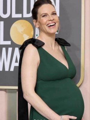 Hilary Swank tuvo mellizos a los 48 años y los presentó en las redes