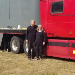 Pareja de jubilados convierte camión en lujosa casa rodante para recorrer su país