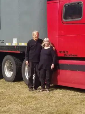 Pareja de jubilados convierte camión en lujosa casa rodante para recorrer su país