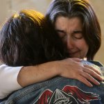 Paulina Urrutia en velorio de su pareja: “Uno se queda sin su valentía, sin su coraje, sin su templanza”