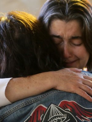 Paulina Urrutia en velorio de su pareja: “Uno se queda sin su valentía, sin su coraje, sin su templanza”