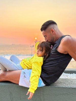 ¡Papá feliz! Mauricio Isla se reunió con sus dos hijas en Orlando