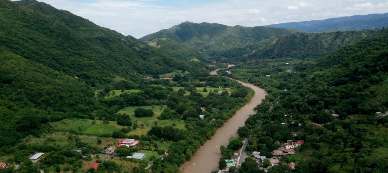 Reconocida marca de cerveza y 4Ocean implementan sistema de barreras fluviales para evitar la contaminación de los océanos