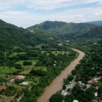 Reconocida marca de cerveza y 4Ocean implementan sistema de barreras fluviales para evitar la contaminación de los océanos
