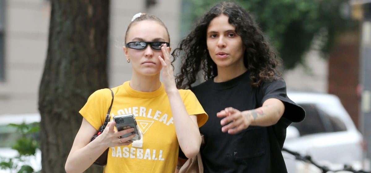 Lily Rose Depp grita el amor por su novia a los cuatro vientos: