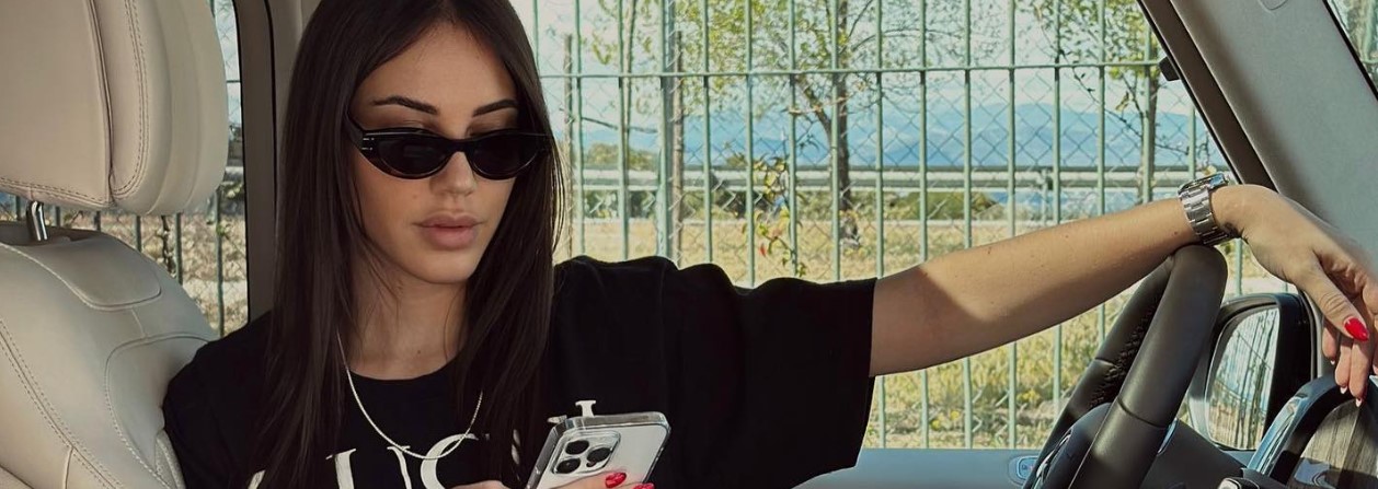 Cristina Morales regresa a España con sus hijos tras separarse de Gary Medel