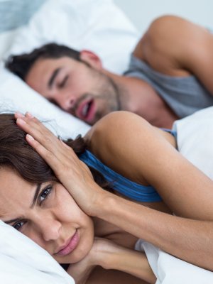 Especialistas recomiendan ejercicios para disminuir los ronquidos