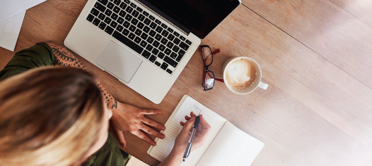 ¿El café por la mañana realmente despierta y da energía?