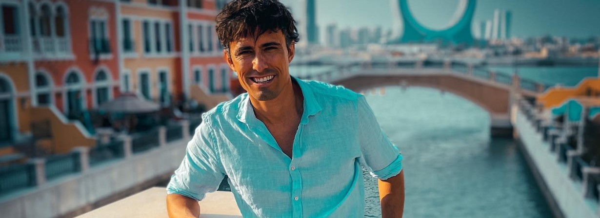 Aseguran que Roberto Cox fue visto a los besos con conocida ex chica reality