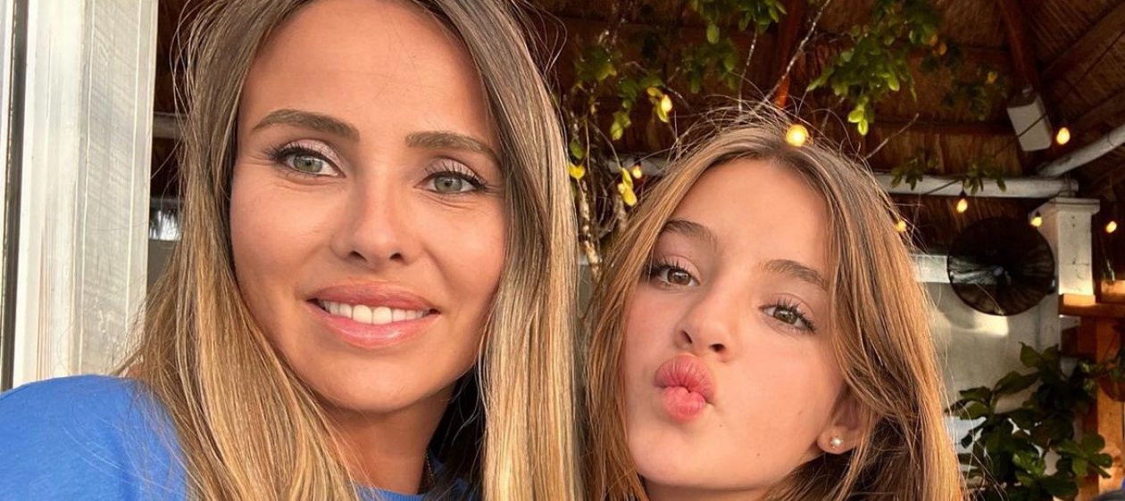 Paloma Aliaga chochea con la portada de la primera película de su hija