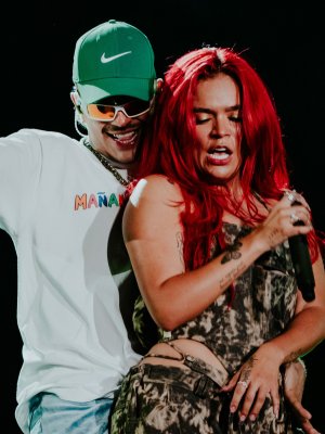 Karol G enciende las redes sociales con coqueto comentario a Feid