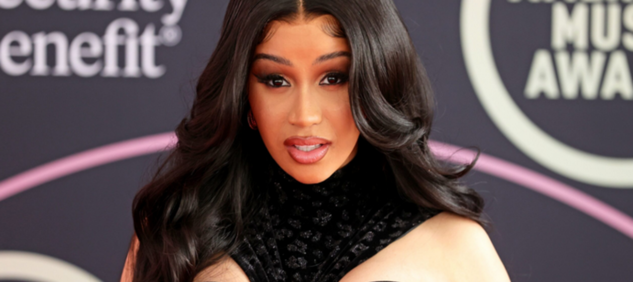 Cardi B golpea a fan que la agredió mientras realizaba un show