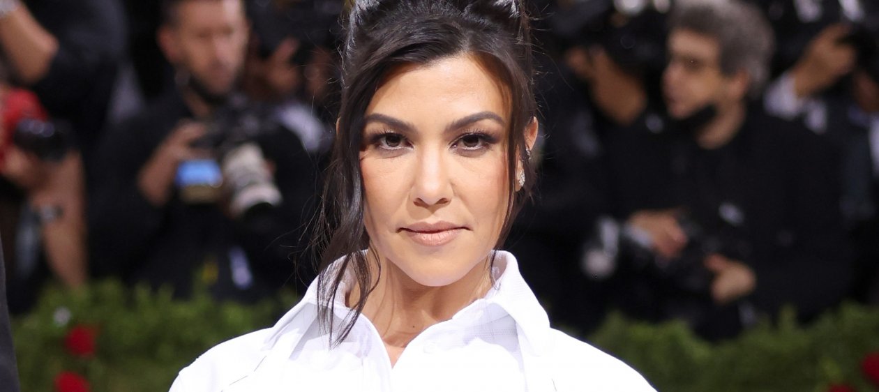 Kourtney Kardashian luce su abultada pancita de embarazo