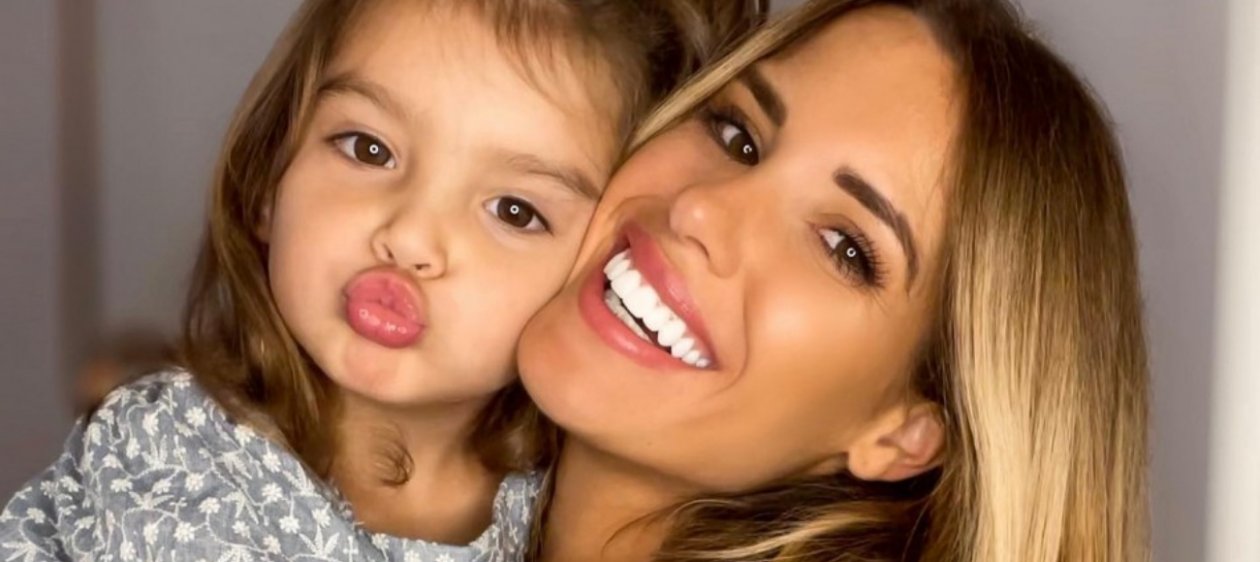 Gala Caldirola recreó fotografías en España junto a su hija